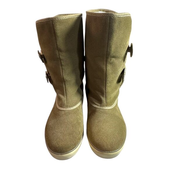Lacoste Brown Suede Womens Boots Size 6.5 Button Lined Sherpa & Embroidered Logo - Picture 2 of 8